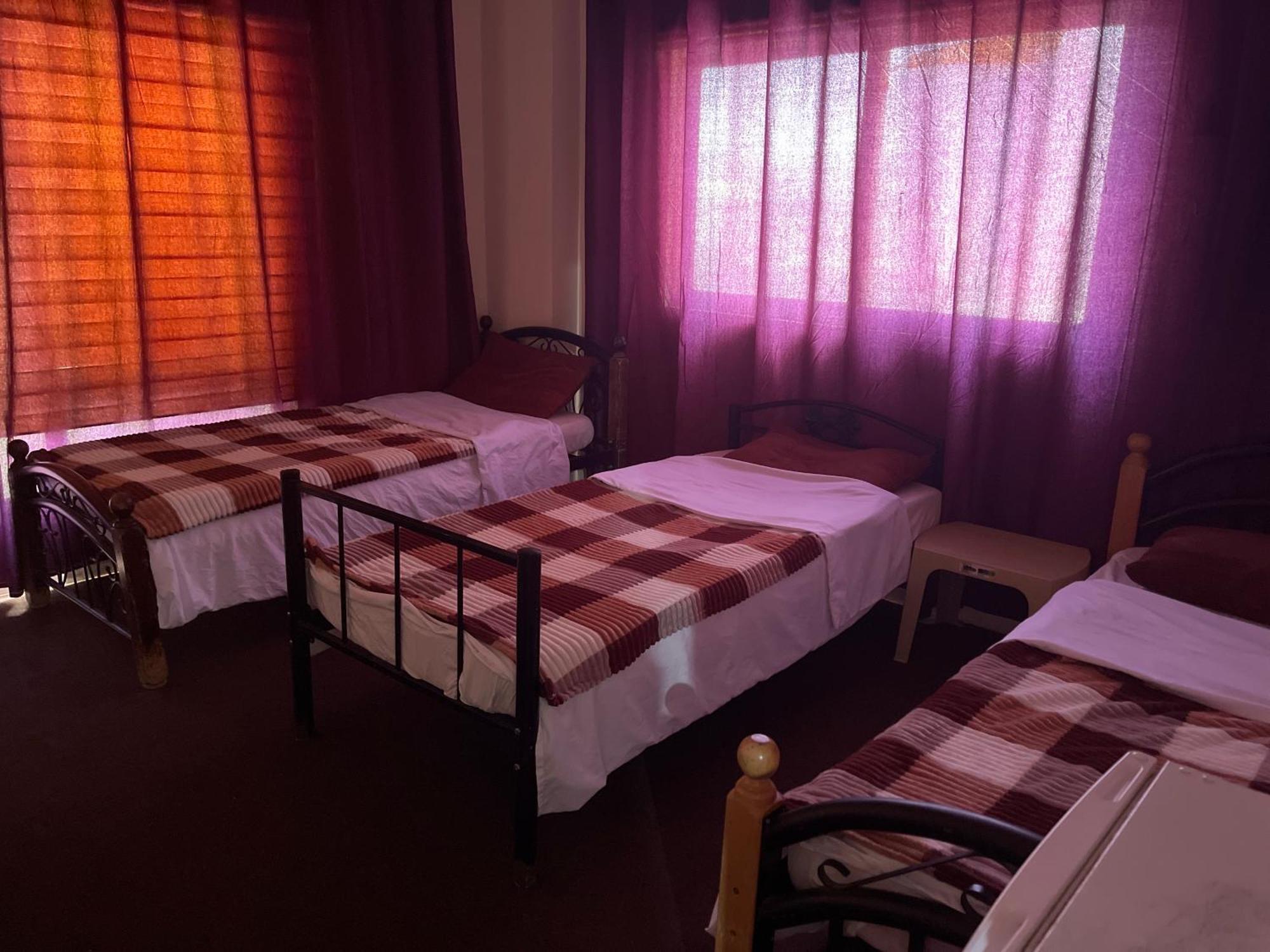 Pizza Street Hostel アカバ エクステリア 写真